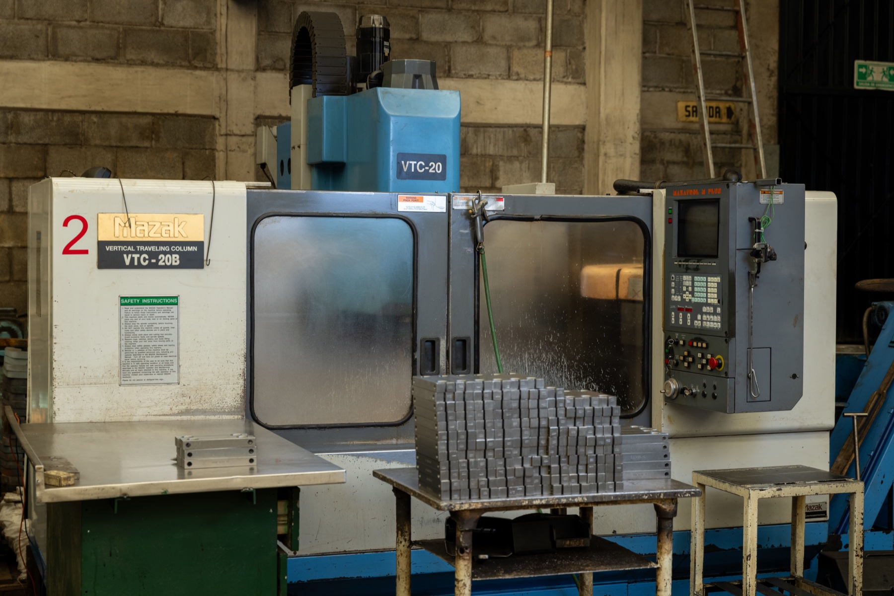 Mazak VTC-20B cerrado sobre la máquina y la estiba de piezas.