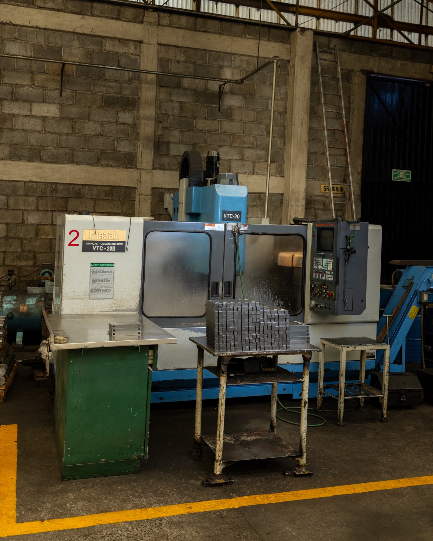 Mazak VTC-20B completo en vertical, con banco y estiba.
