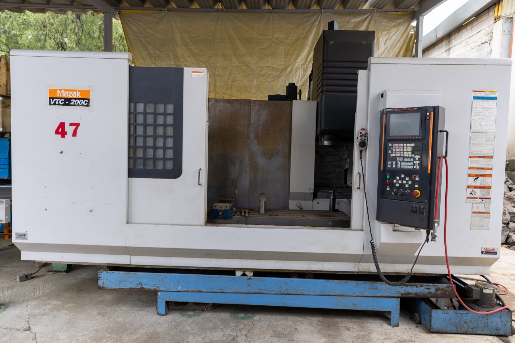 Centro de maquinado Mazak VTC-200C (nº 47) bajo techumbre, control Mazatrol colgado.