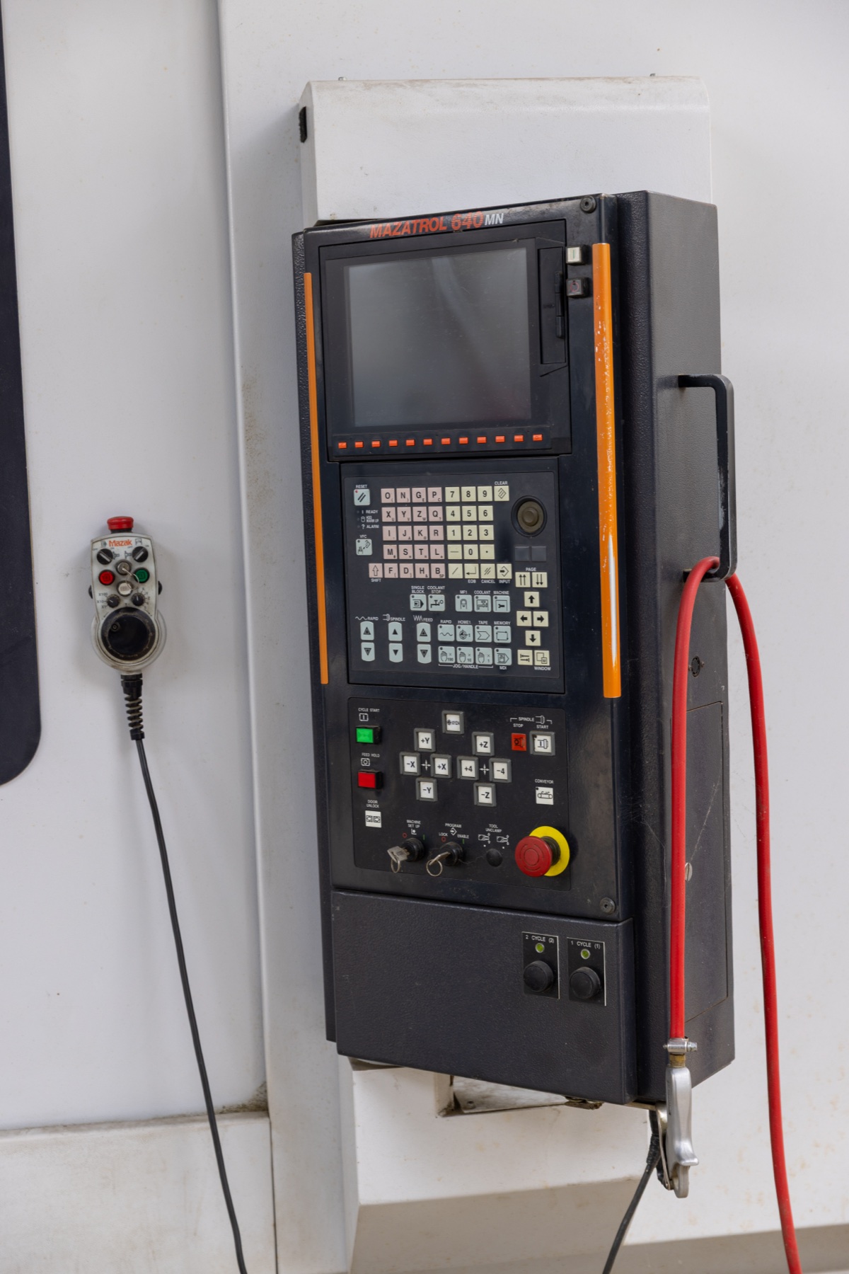 Detalle vertical del control Mazatrol 640M con volante de avance manual.
