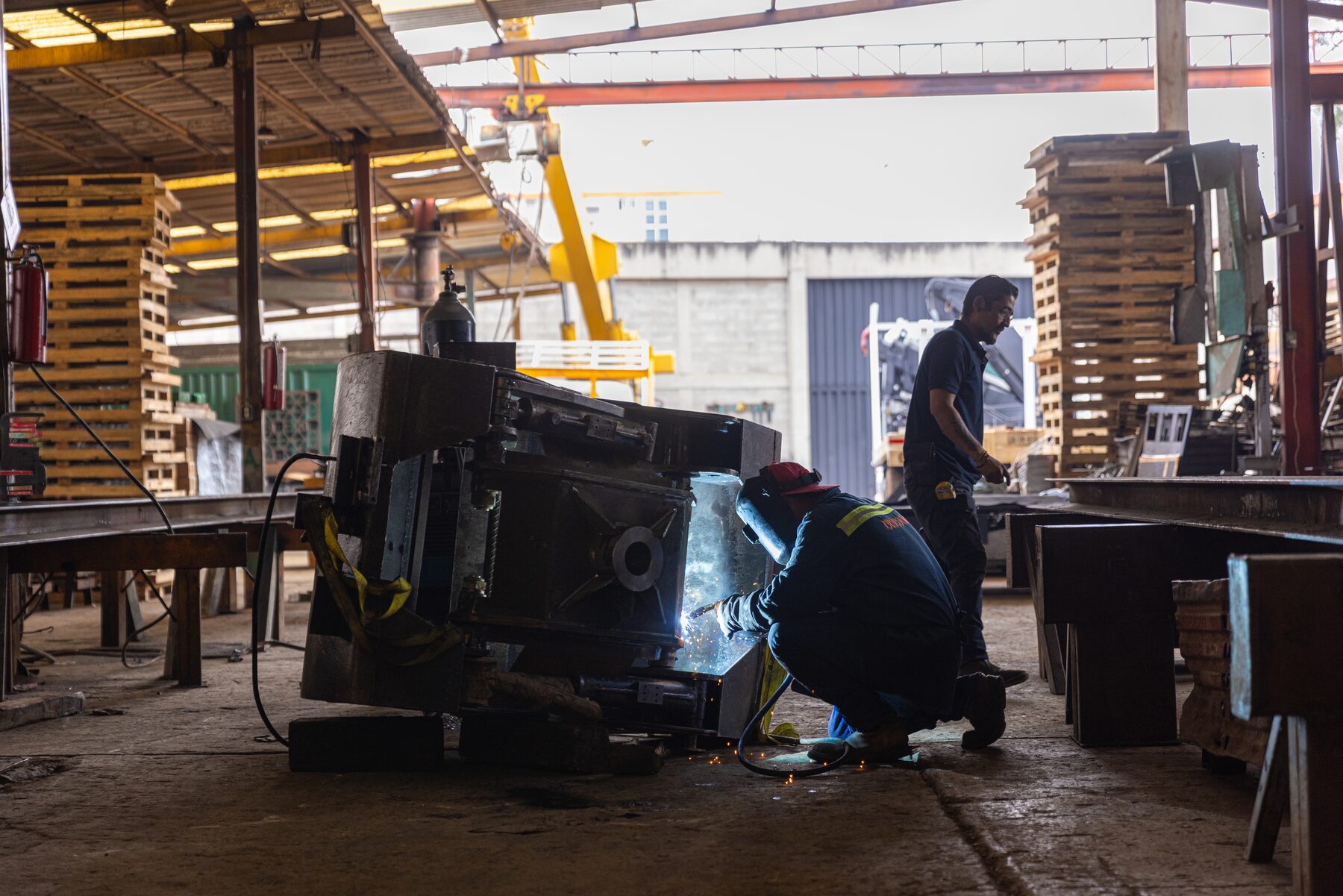 Soldadura y armado de estructura metálica en el taller de GAMU