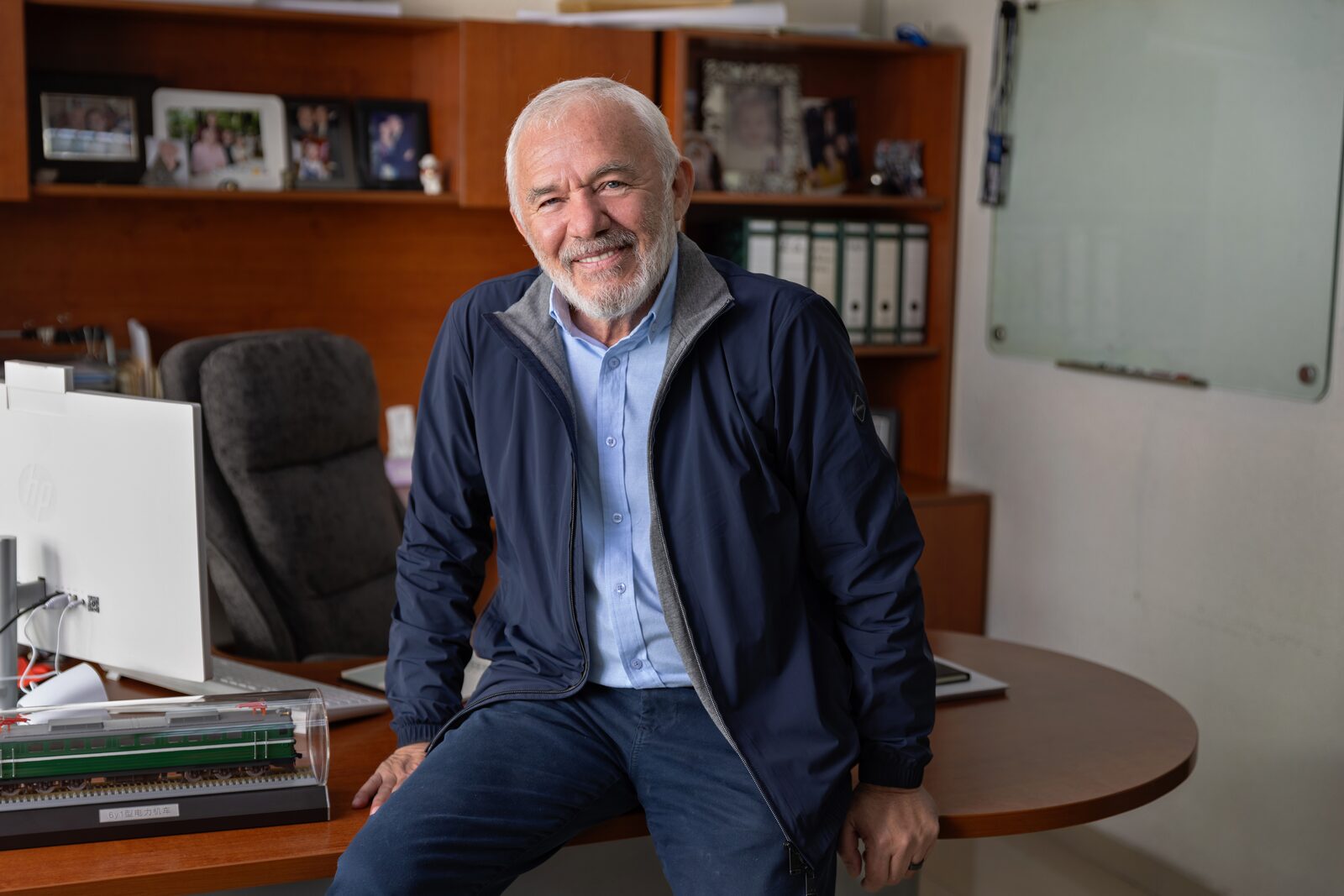Directivo de Industrias GAMU en las oficinas de la planta