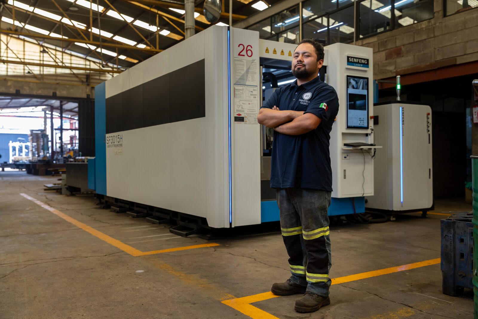 Operador de GAMU junto al láser de fibra Senfeng SF3015H