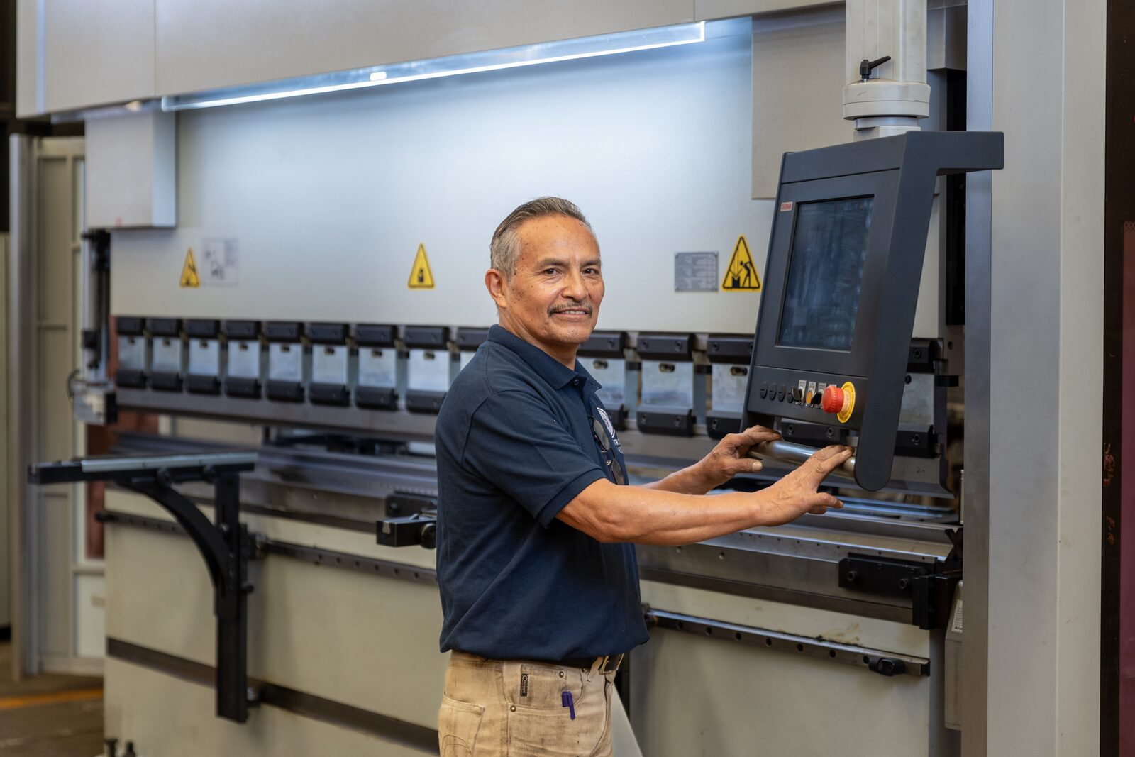 Operador de GAMU en el control de la plegadora CNC