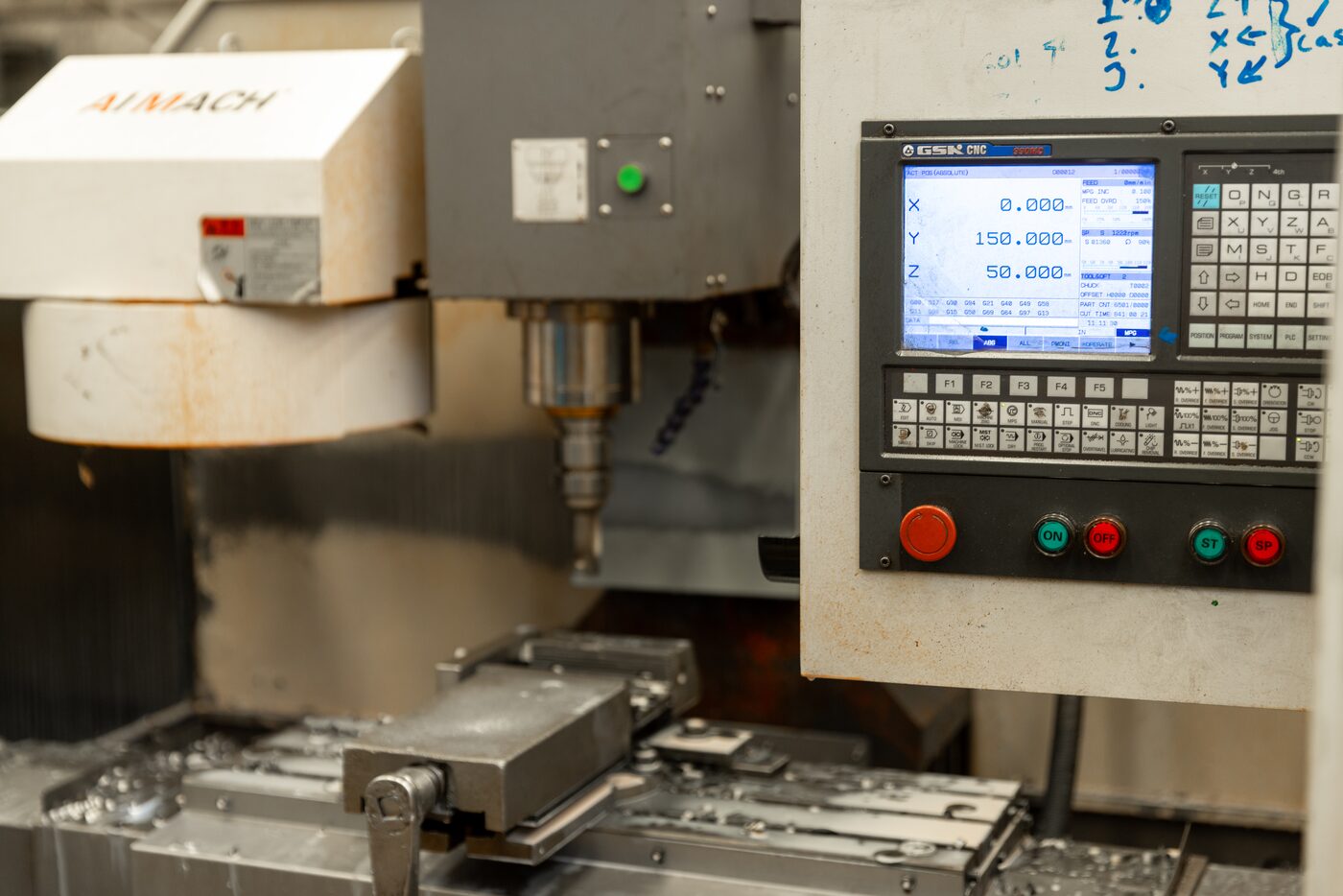 Control CNC mostrando las coordenadas de trabajo
