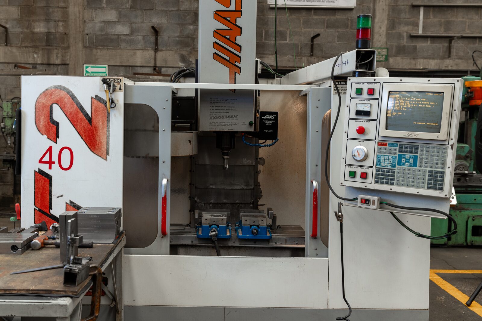 Centro de maquinado Haas VF-2 con pieza sujeta en prensa