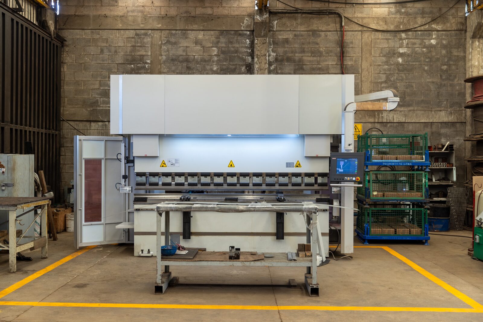 Misma plegadora CNC de frente, herramental completo montado.