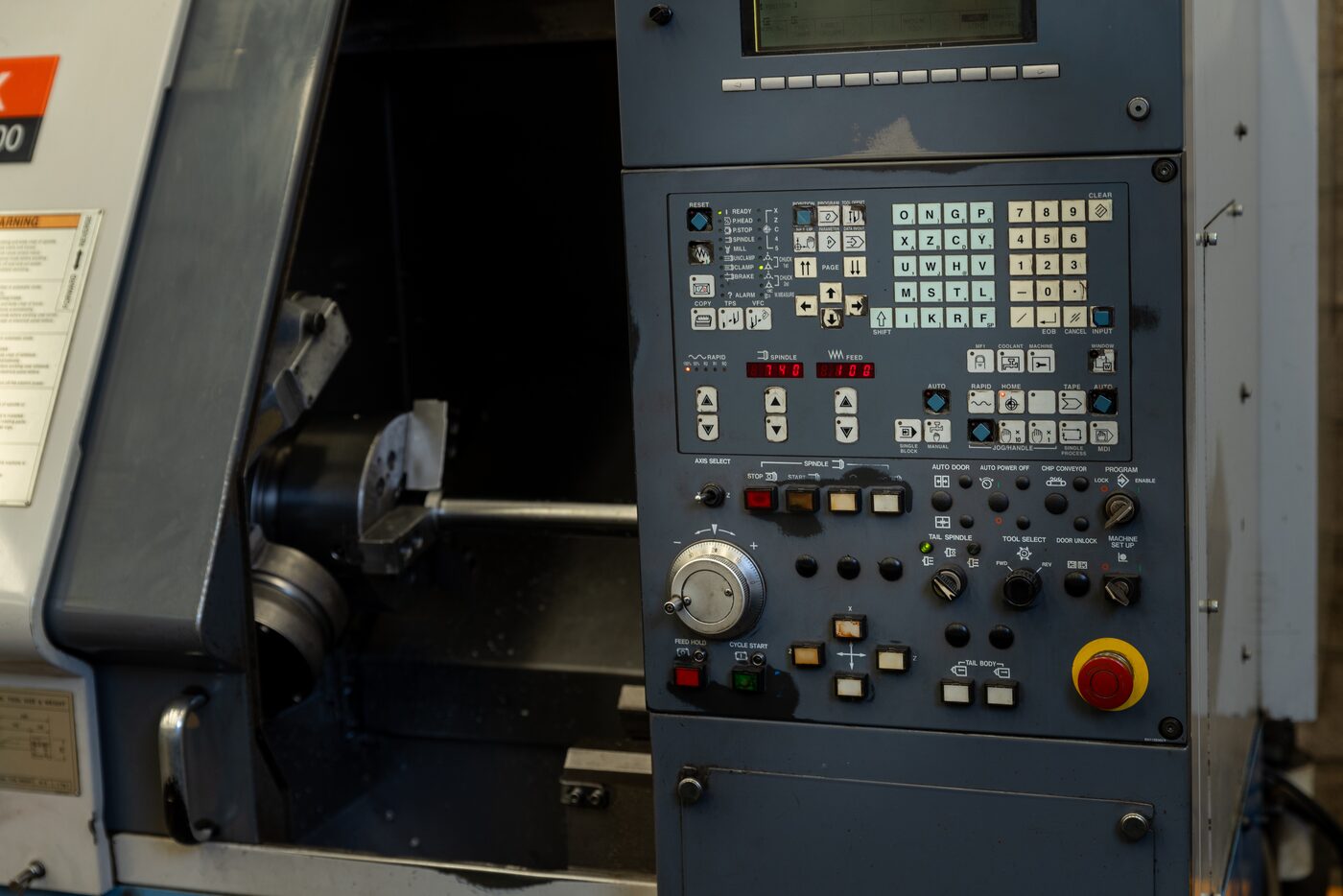 Botonera y pantalla del control de torno CNC