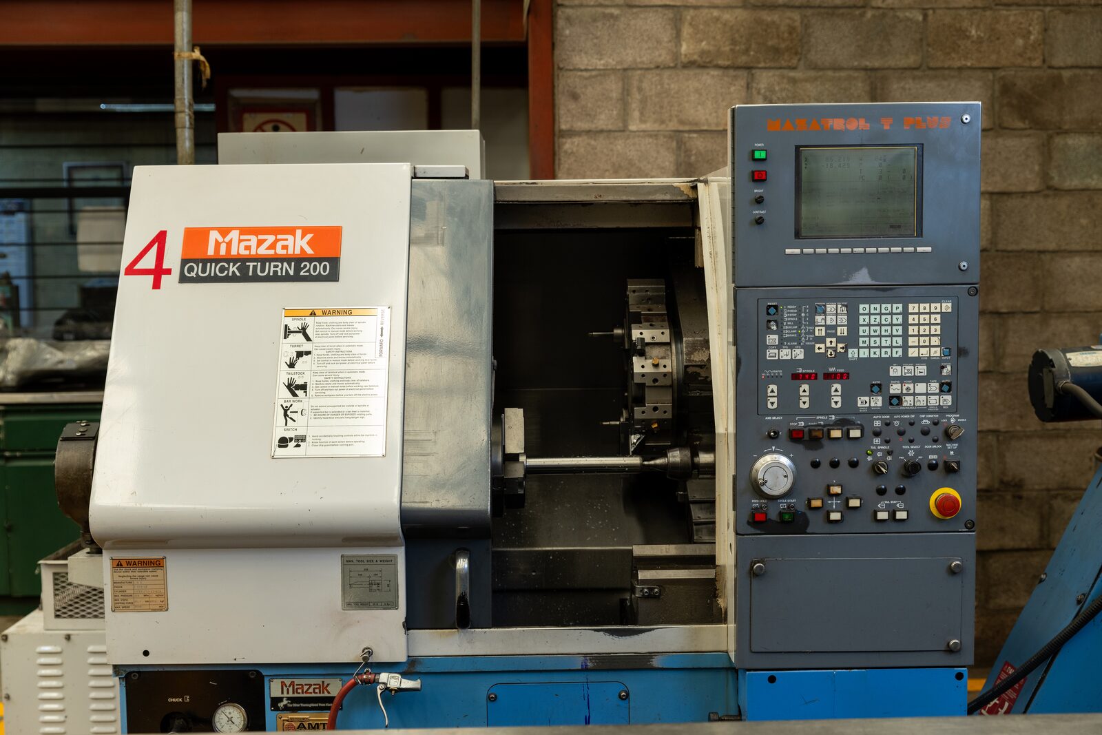 Torno CNC Mazak Quick Turn 200 en operación