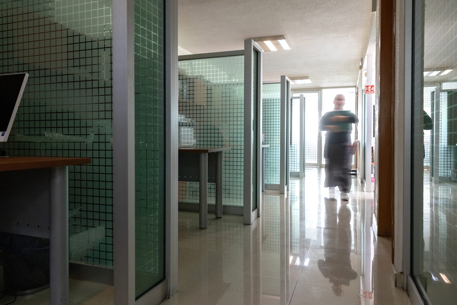 Corredor con una persona caminando, barrida por tiempo de exposición largo.