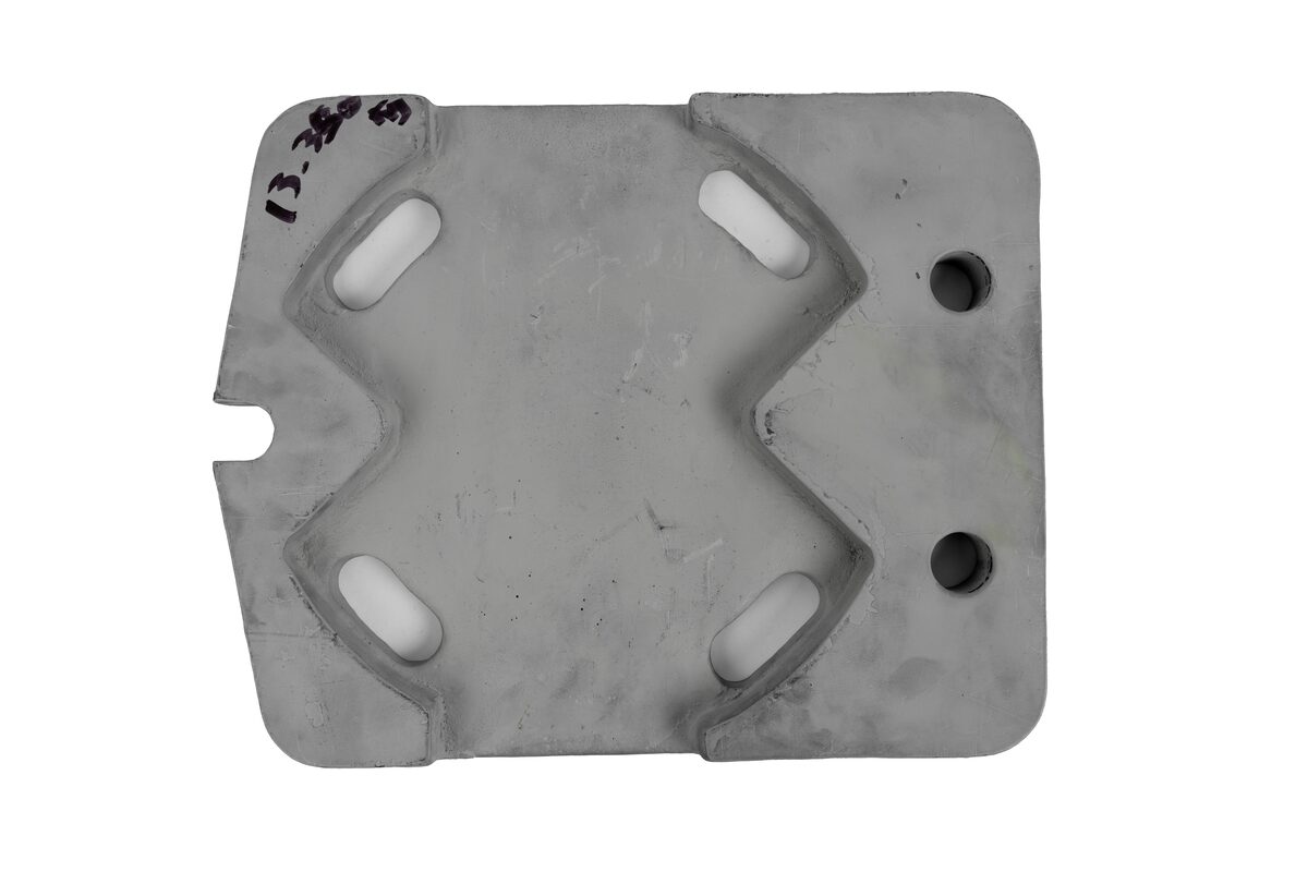 Placa hermana de la anterior, con rebaje en forma de reloj de arena y marca de trazo a mano (13-38).
