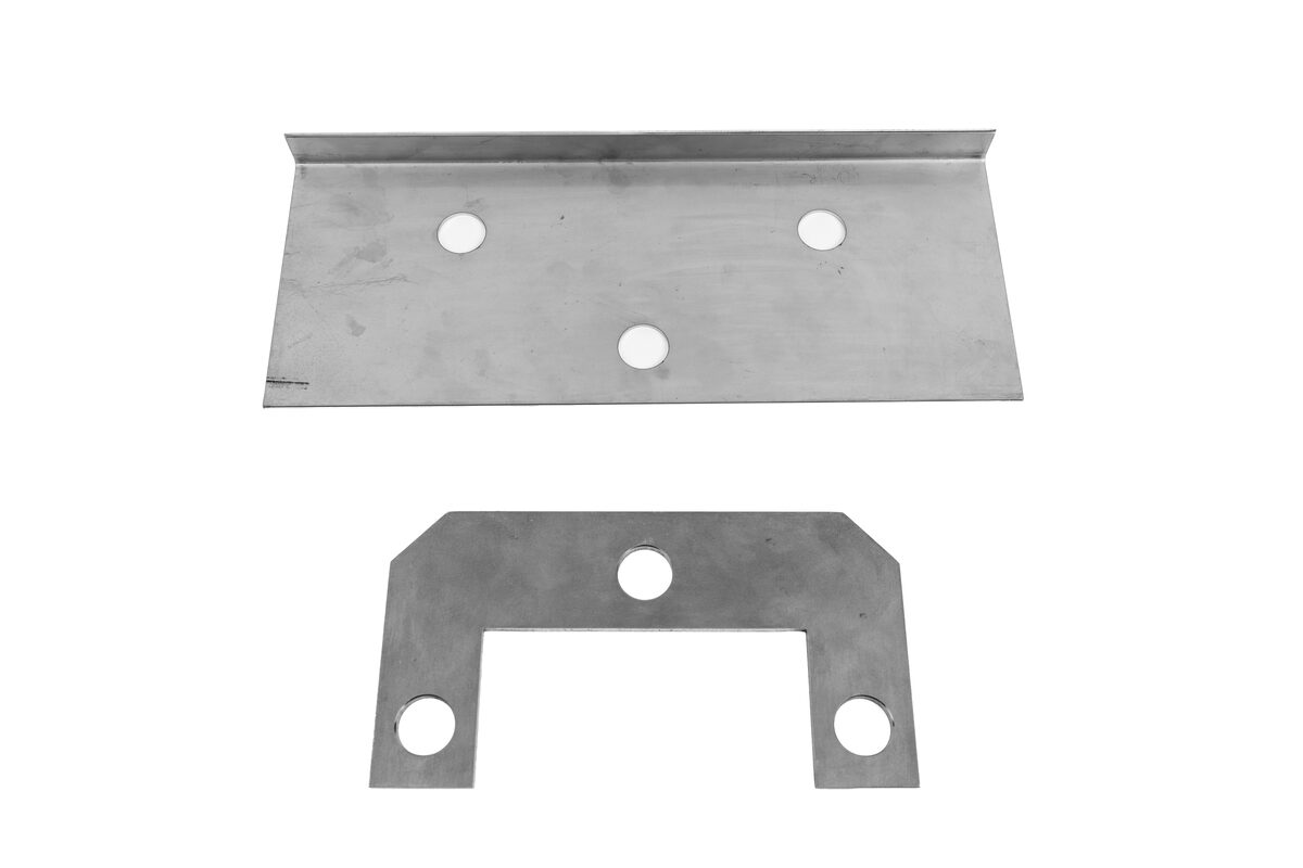 Dos placas de acero maquinadas: una angular larga con tres barrenos, otra en U con cuatro barrenos.