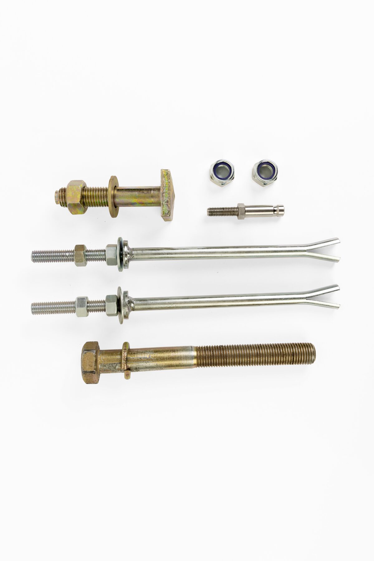 Tornillería de vía: vástago de anclaje bicromatado, tuercas de seguridad, dos tirantes largos con horquilla, tornillo de cabeza hexagonal largo.
