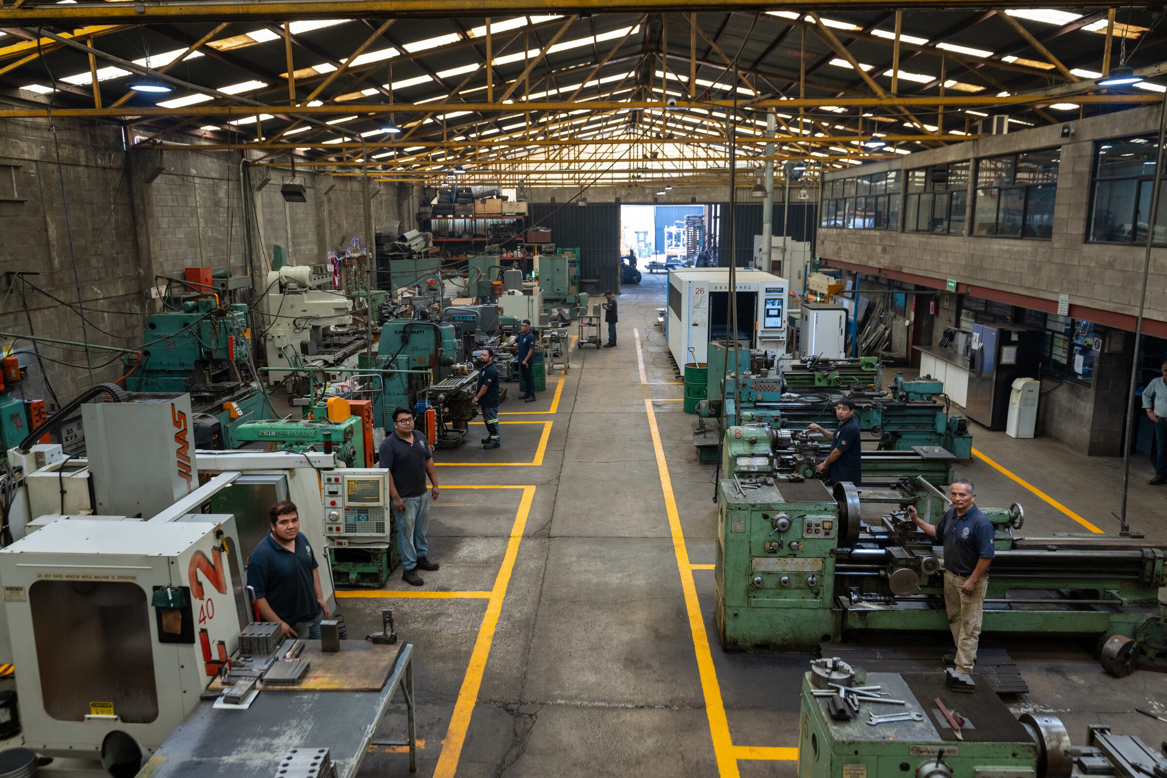 Nave principal de la planta de GAMU: tornos, centros de maquinado CNC y el equipo de producción