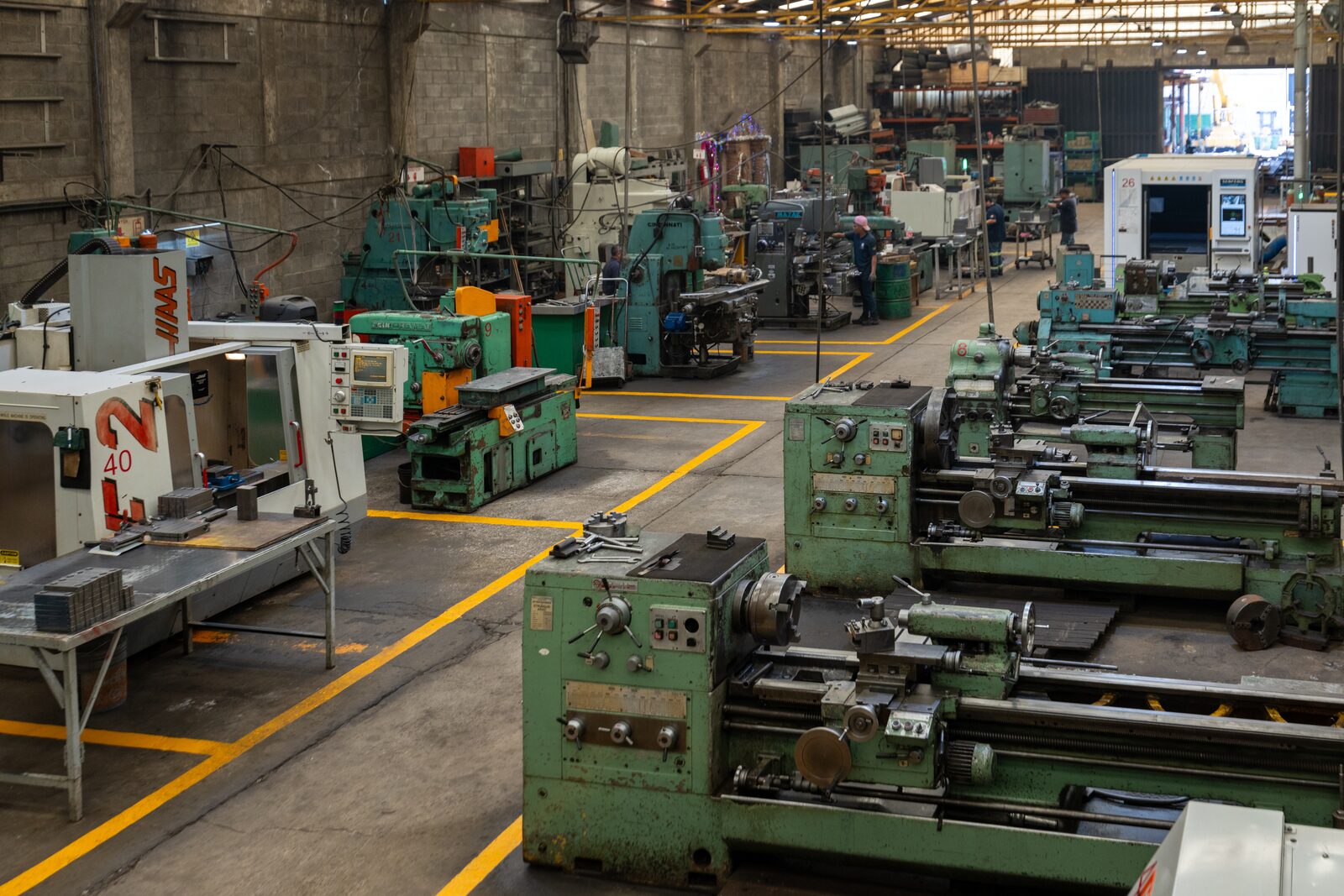 Línea de tornos en la nave de producción